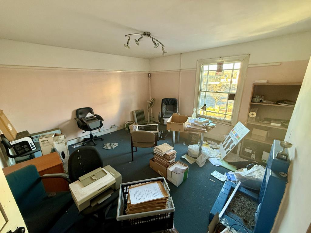 Lot: 97 - VACANT COMMERCIAL PROPERTY WITH POTENTIAL - First floor room to front